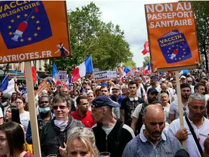 200.000 de francezi, în stradă împotriva certificatului Covid și a vaccinării obligatorii. Foto RFI. fr