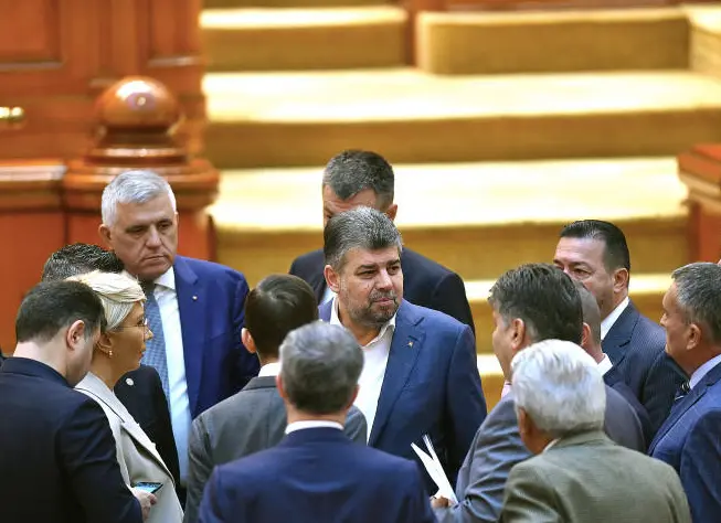 Ciolacu în mijlocul deputaților/FOTO: hotnews.ro