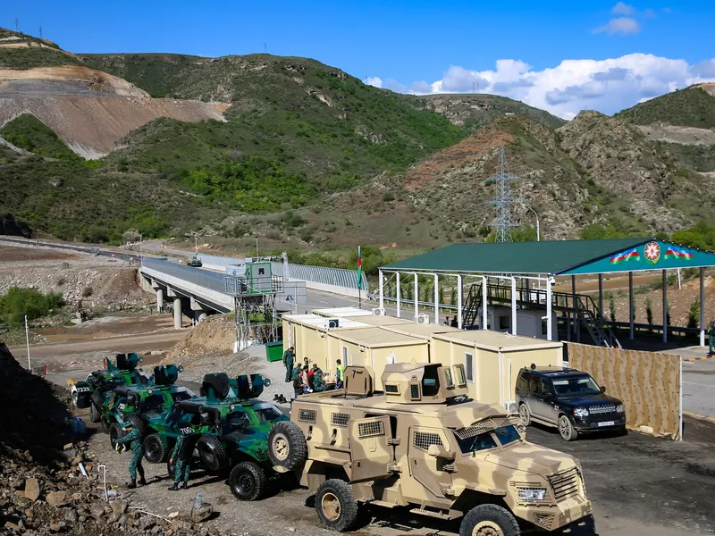 Situația din Nagorno Karabakh continuă să fie tensionată. Imagine de la intrarea în coridorul Lachin, singura legătură terestră a regiunii separatiste Nagorno-Karabah cu Armenia  Foto: profimediaimages