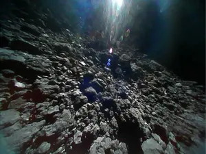 Roverul Hayabusa 2 a prelevat probe de pe asteroidul Ryugu Foto: Jaxa