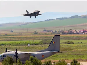 Un F-22 Raptor, în timpul unui antrenament la Baza Aeriană de la Câmpia Turzii. Sursă foto: MApN