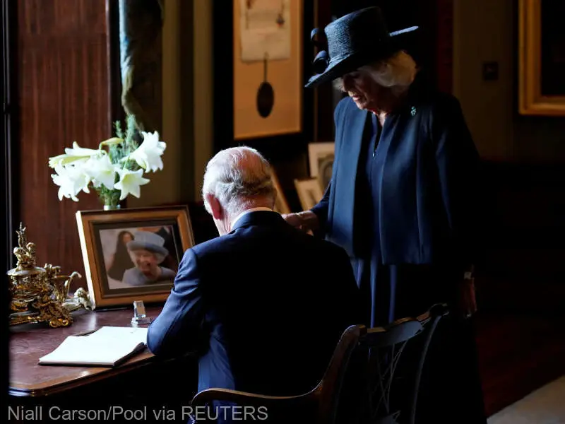 Regele Charles semnând documente - Foto: Reuters