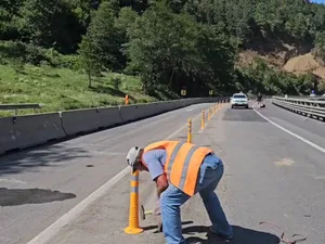 DN7 Valea Oltului se dărâmă, între Lazaret și Turnu Spart. O bandă a fost închisă total - Foto: captură video