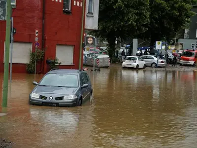 Români prinși la furat de fier vechi din casele distruse de inundații în Germania Foto: Twitter