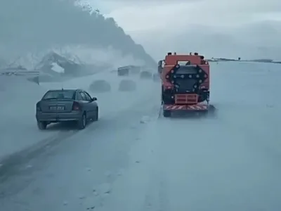 Ultilajele de deszăpezire intervin în Suceava și Gorj. Ce a anunțat CNAIR Foto: NEWS.RO (captura video)